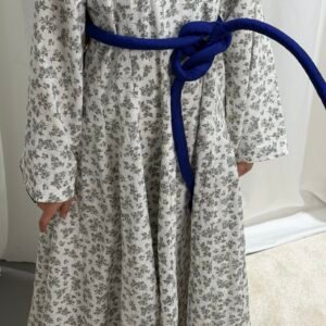 دراعه ابيض مع حزام ازرق