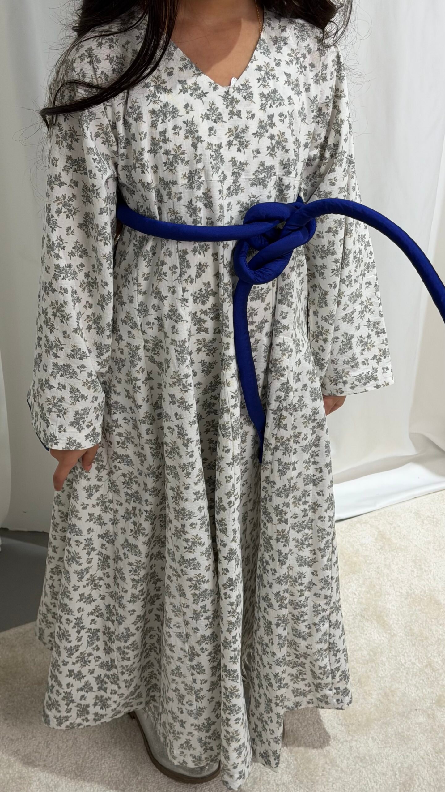 دراعه ابيض مع حزام ازرق